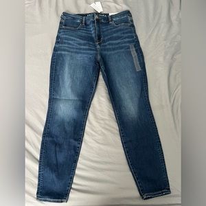 NWT. American eagle curvy high rise jeans. Size 16 regular.